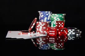 Contoh putaran Ceme Online menunjukkan kartu pemain, dealer, dan hasil pemenang